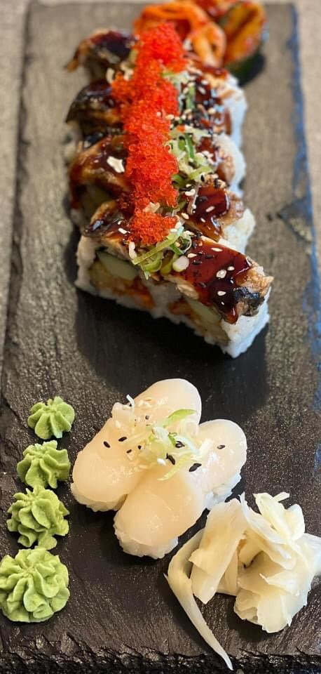 Ål-rull med rogn, og nigiri med kamskjell